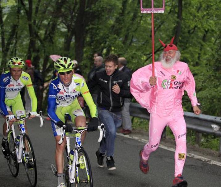 Al Giro 2012, vestito di rosa, con Ivan Basso. Bettini